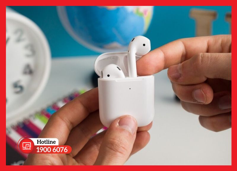 Đặt AirPods vào hộp sạc để đồng bộ lại hai bên tai nghe