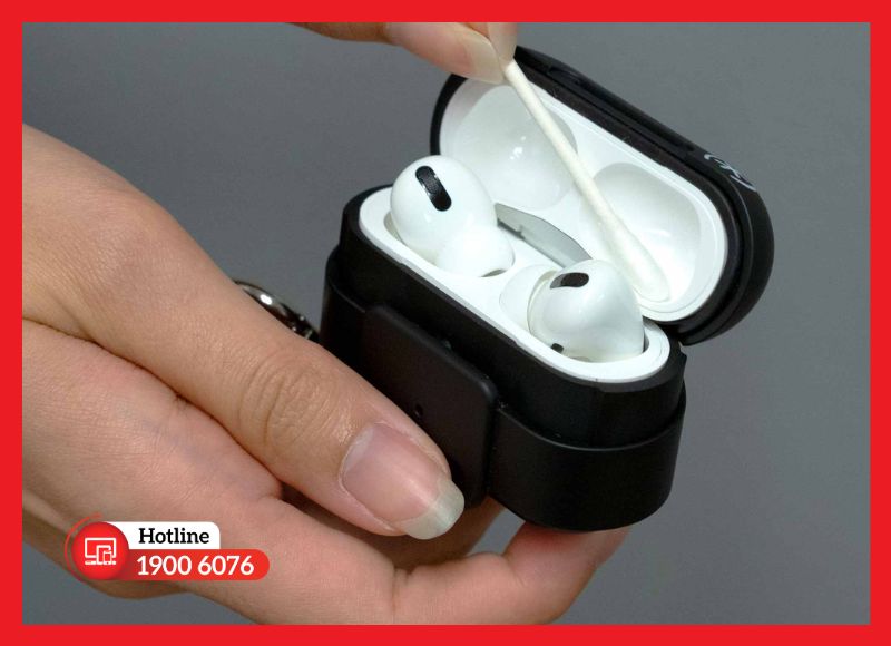 Vệ sinh lưới loa và hộp sạc AirPods để cải thiện âm thanh
