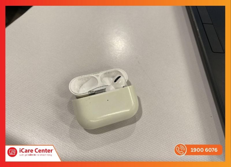 AirPods 3 bị ố vàng nặng sau thời gian dài không được vệ sinh sạch