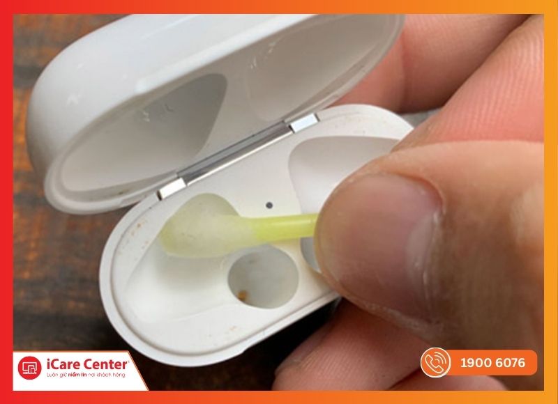 Việc dùng sai hóa chất để vệ sinh tai nghe là một trong các nguyên nhân vô tình làm hỏng vỏ AirPods