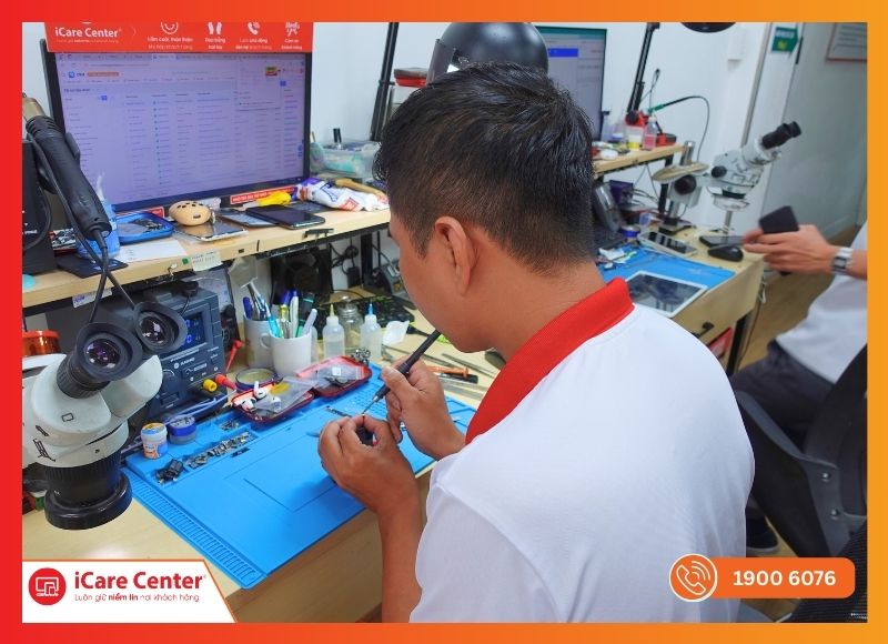 Kỹ thuật viên iCare Center sử dụng thiết bị chuyên dụng để tách vỏ AirPods 3.