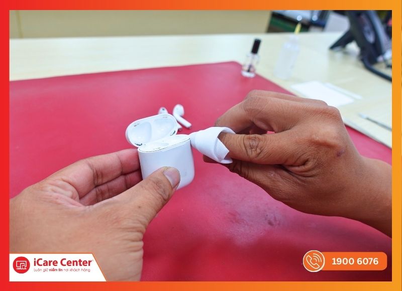 Kiểm tra lực hút nam châm của hộp sạc AirPods 3 trên đế sạc MagSafe sau khi tân trang vỏ mới.