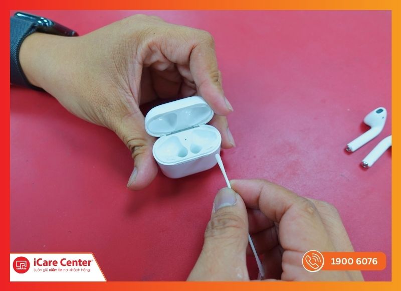 Kỹ thuật viên iCare Center thực hiện quy trình kiểm tra toàn diện tai nghe