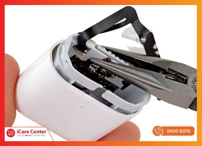 Vỏ nứt vỡ cần thay vỏ Dock sạc AirPods 1 tránh gây chập mạch