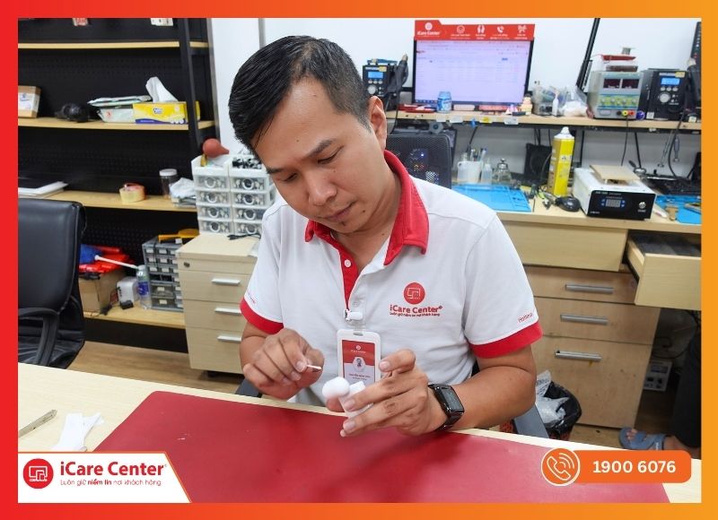 Kỹ thuật viên iCare Center kiểm tra độ nhạy của nút nguồn sau khi thay vỏ hộp sạc AirPods 1