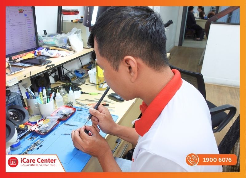 Kỹ thuật viên iCare Center thay vỏ tai nghe AirPods 1 bằng các thiết bị chuyên dụng