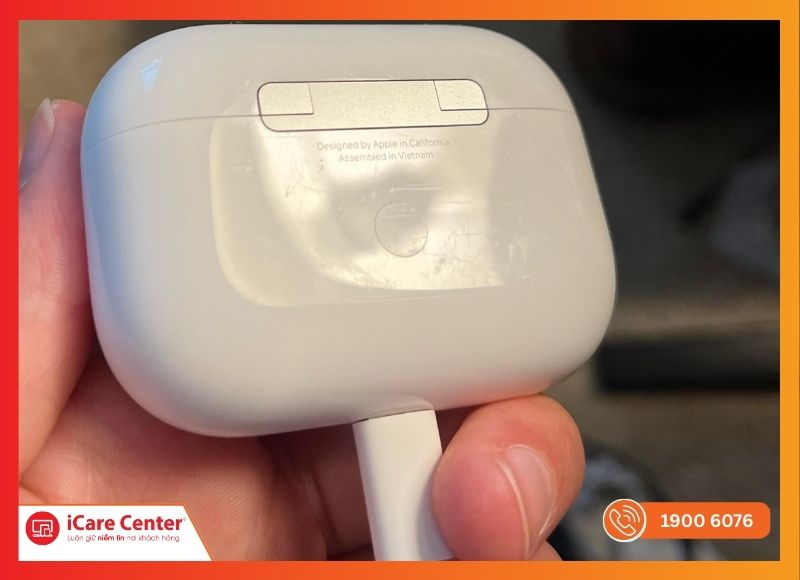 Hiện tượng bong sơn vỏ Dock vùng bản lề của AirPods 2