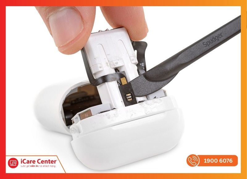 Hình ảnh minh họa vị trí cuộn sạc cảm ứng trên AirPods 2