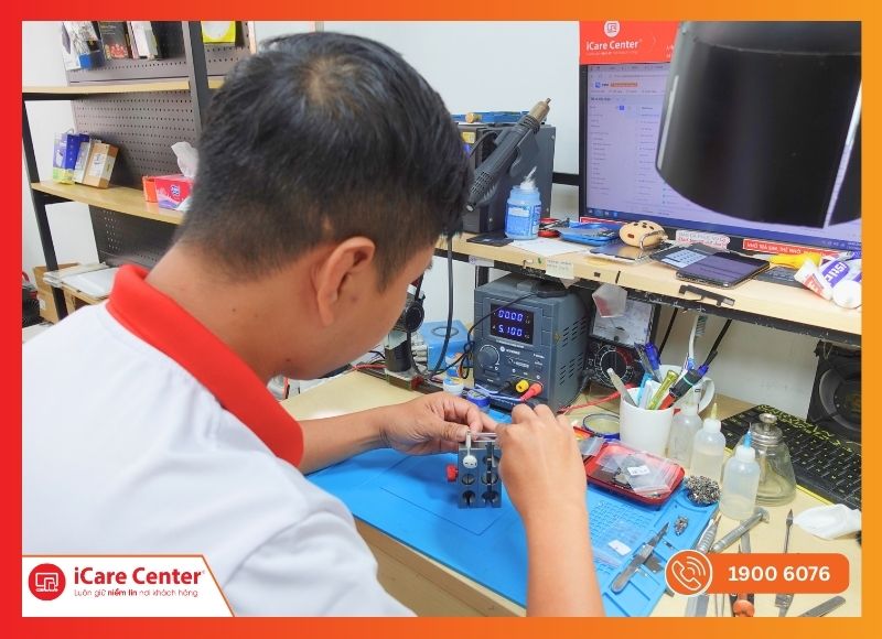 Nhân viên kỹ thuật cố định vỏ tai nghe mới cho khách hàng