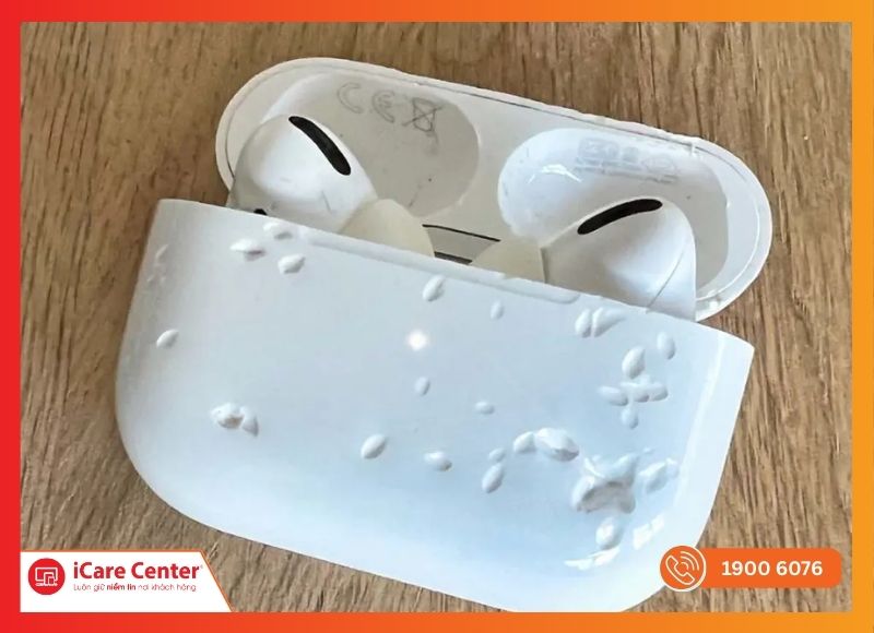 Vỏ hộp sạc AirPods Pro bị biến dạng khiến tai nghe sạc chập chờn tại iCare Center