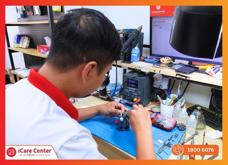 Kỹ thuật viên iCare Center xác định model, đánh giá tình trạng và báo giá chi tiết cho khách