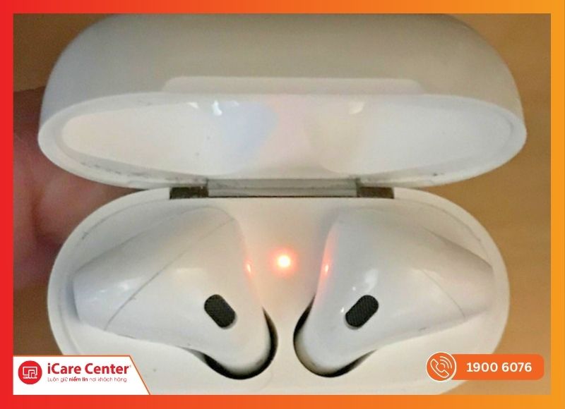 Đèn báo trạng thái LED nằm bên trong hộp sạc tai nghe AirPods 1 