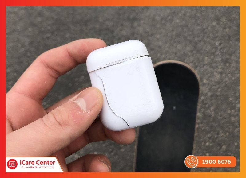 Vỏ AirPods 2 bị nứt và lỏng bản lề gây nguy cơ hỏng linh kiện