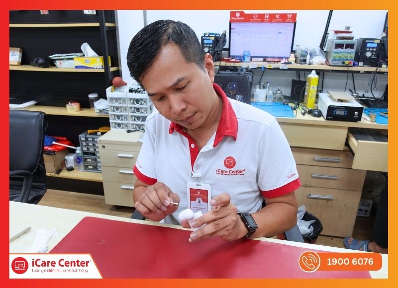 Kỹ thuật viên iCare Center kiểm tra AirPods 3