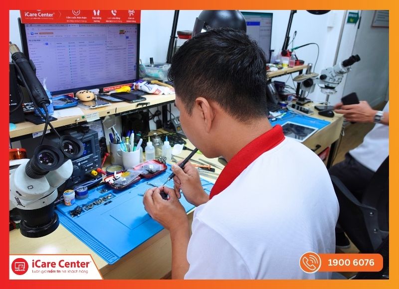 Kỹ thuật viên iCare Center kiểm tra AirPods tại trung tâm
