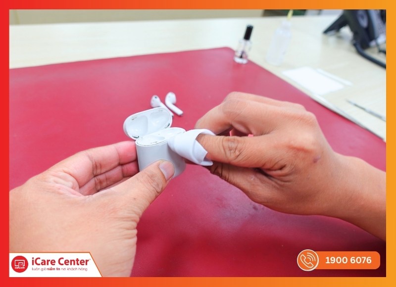 Lý do nên vệ sinh tai nghe AirPods thường xuyên