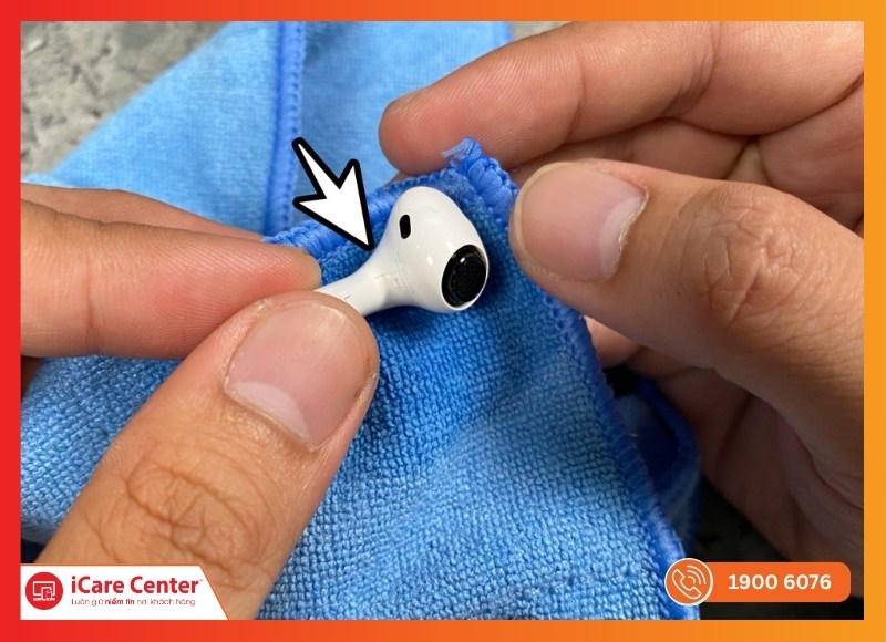 Dùng khăn mềm vệ sinh bề mặt AirPods