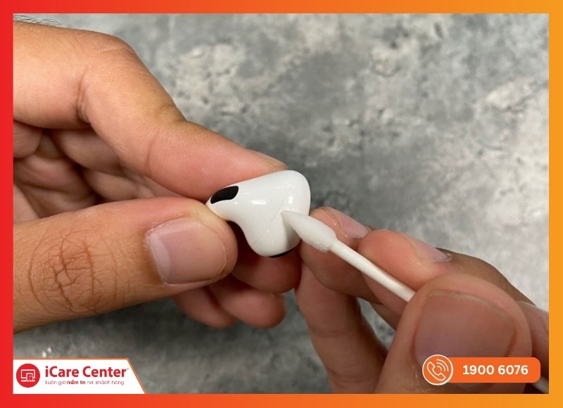 Lau bụi bẩn ở khe rãnh và nắp AirPods
