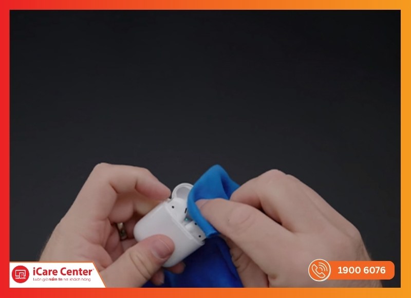 Vệ sinh micro AirPods - Bước 1