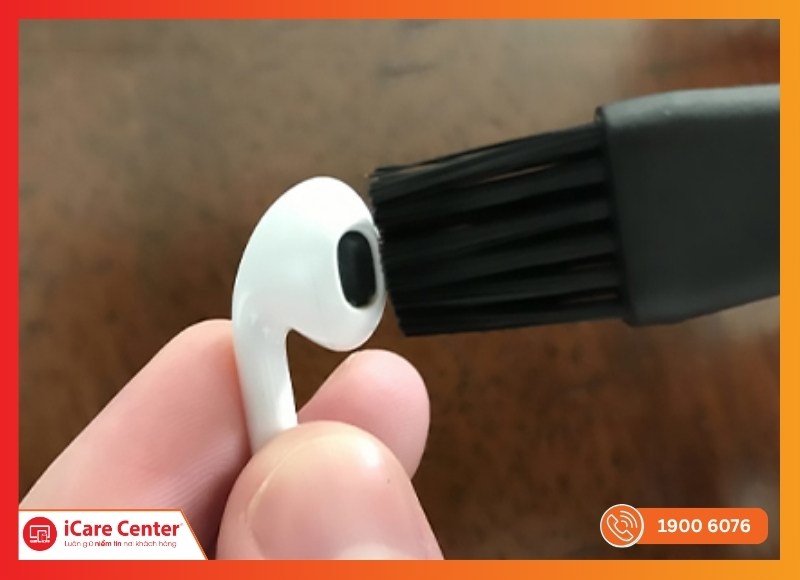 Vệ sinh micro AirPods - Bước 3