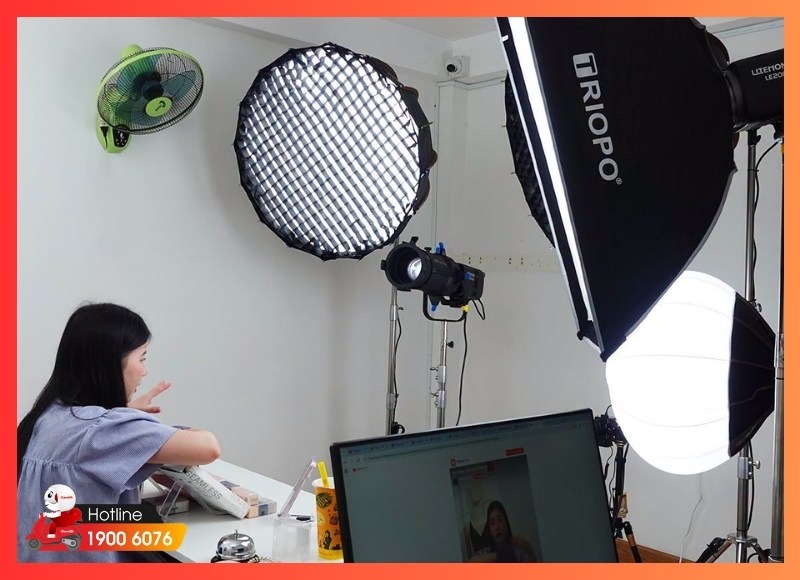 Thiết kế ánh sáng phòng livestream ngồi