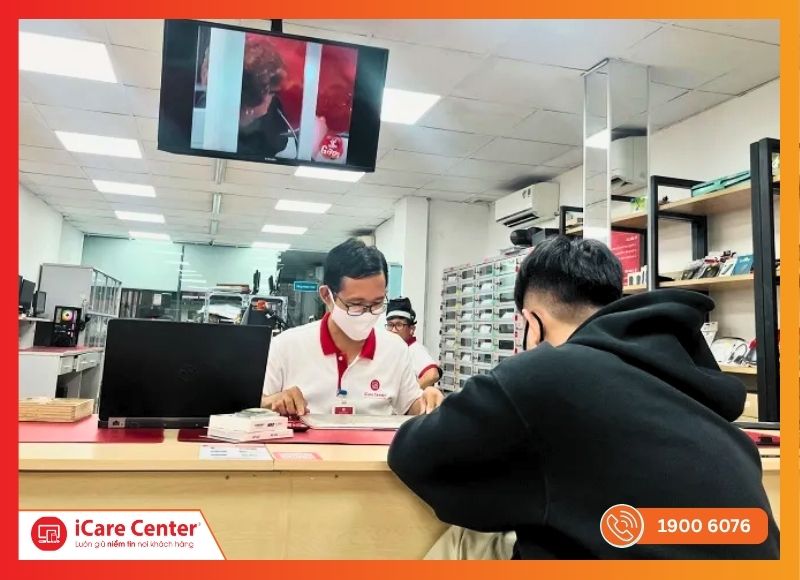 Nhân viên tư vấn thay màn hình Macbook cho khách hàng