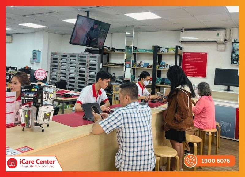Kỹ thuật viên iCare Center hướng dẫn khách hàng bảo quản sau khi thay màn hình