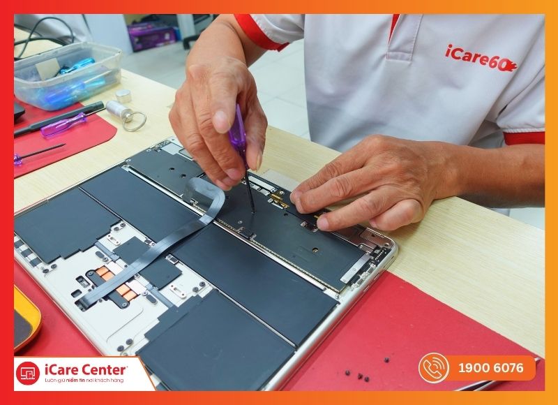 Kỹ thuật viên đang thực hiện việc thay màn hình Macbook nhanh chóng, chuyên nghiệp tại TP.HCM.