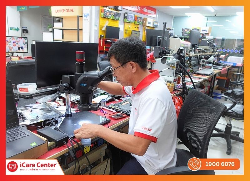 Kỹ thuật viên tiến hành thay màn hình Macbook, đảm bảo an toàn cho linh kiện và hiển thị sắc nét tại TP.HCM.