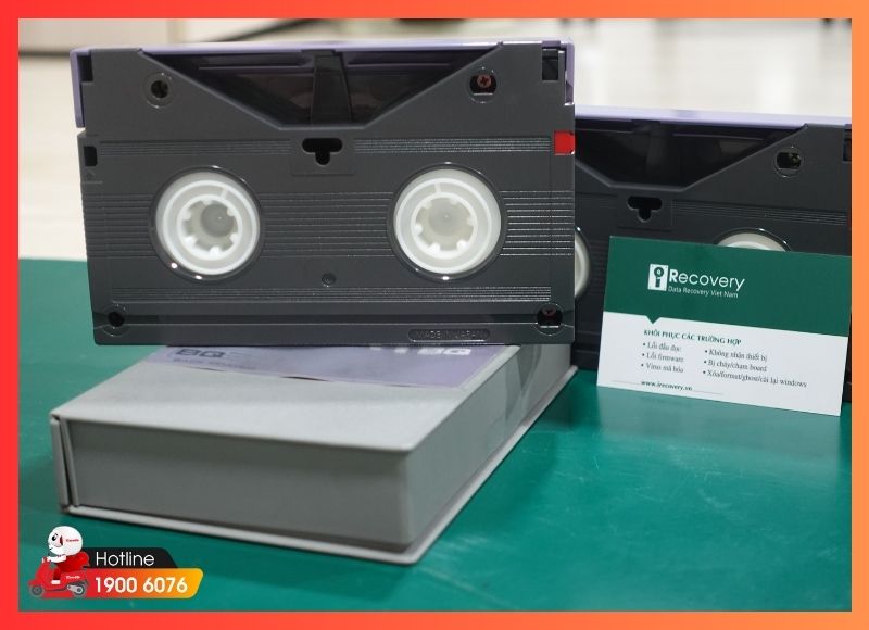 Kỹ thuật viên iCare Center phục hồi dữ liệu từ thiết bị đặc thù CD/DVD