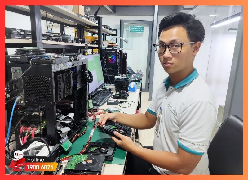 Kỹ thuật viên iCare Center phục hồi dữ liệu ổ cứng và ổ di động