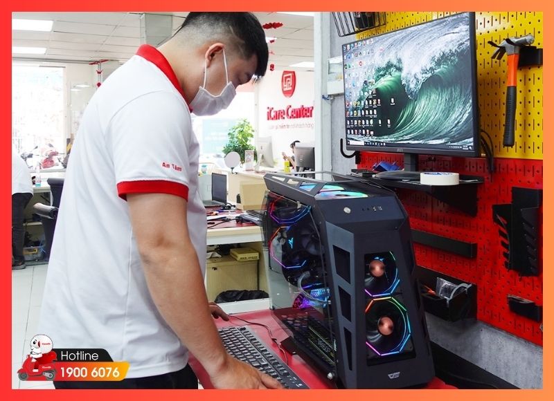 Kỹ thuật viên iCare Center đang kiểm tra PC