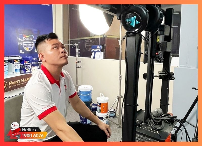 Kỹ thuật viên setup hệ thống thiết bị livestream