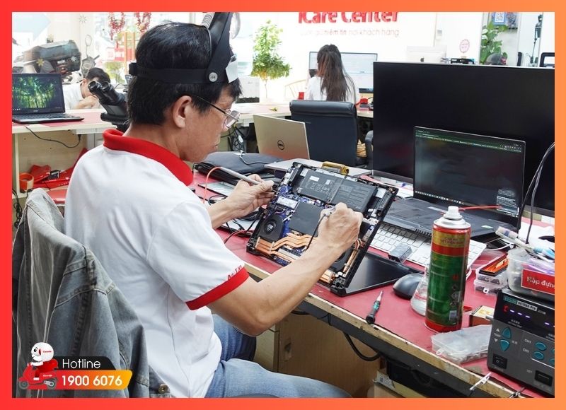 Kỹ thuật viên xử lý Laptop không lên nguồn