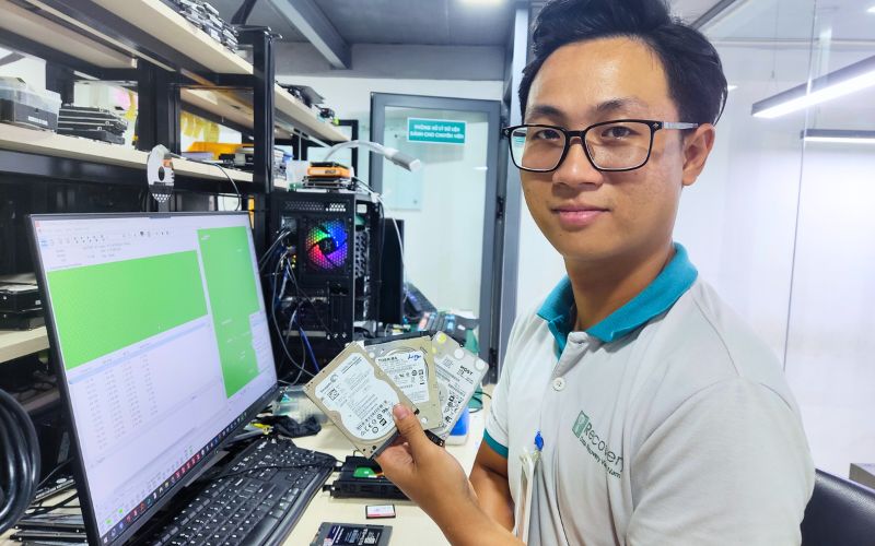 Chuyên viên iCare Center Khôi phục dữ liệu ổ cứng