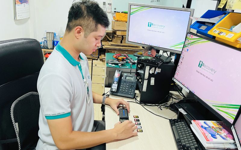 Chuyên viên iCare Center Cứu dữ liệu thẻ nhớ