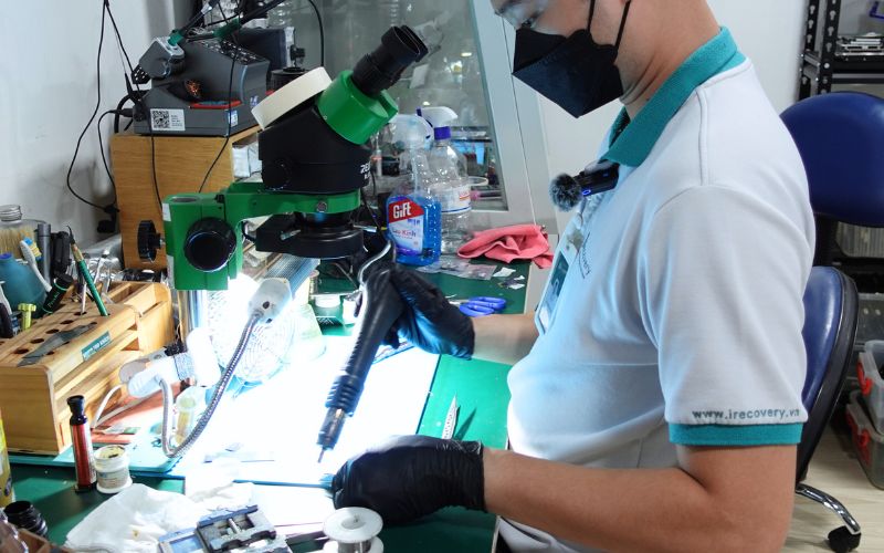 Kỹ thuật viên iCare Center đang khôi phục dữ liệu bị virus mã hóa 