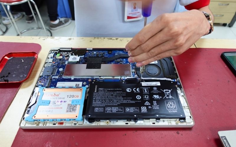 Dịch vụ thay pin tại iCare Center