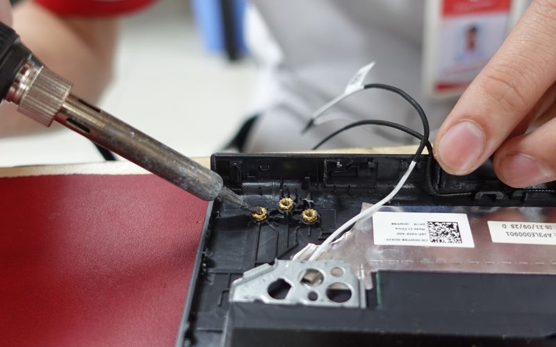 Dịch vụ gia cố bản lề laptop tại iCare Center