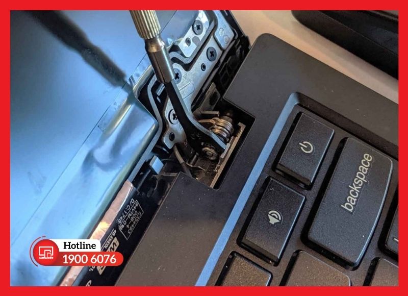 Vệ sinh và bôi trơn bản lề laptop bị kêu để giảm ma sát và tiếng ồn khi sử dụng