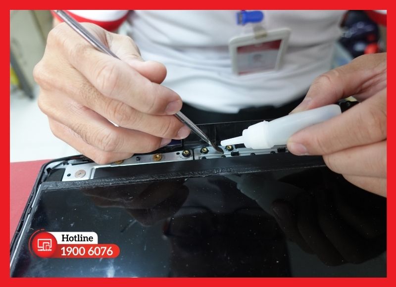 Gia cố bản lề laptop tại nhà bằng keo epoxy hoặc ốc vít