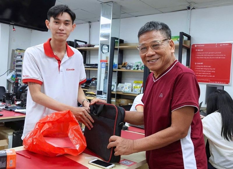 Khách hàng dùng dịch vụ tại iCare Center