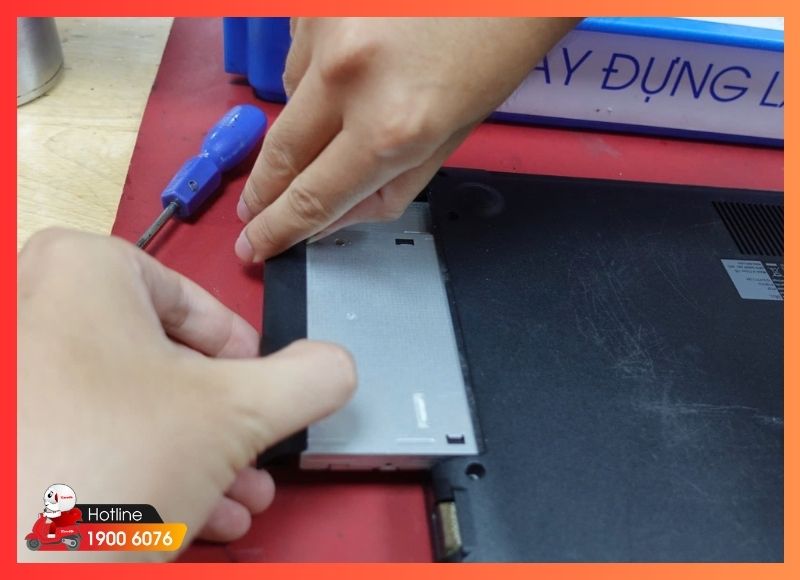 Tháo ổ cứng cũ ra khỏi khay trước khi lắp SSD mới