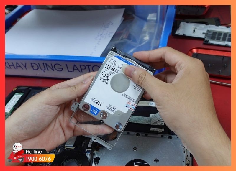 Lắp ổ SSD mới vào khe cắm và kiểm tra kết nối chắc chắn