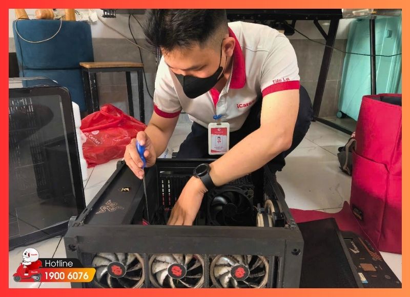 Kỹ thuật viên kiểm tra máy tính trước khi nâng cấp SSD tại nhà cho khách hàng