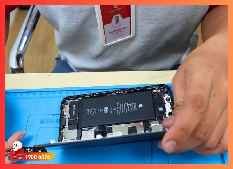 Kỹ thuật viên iCare60 thay pin iPhone tận nơi chuyên nghiệp