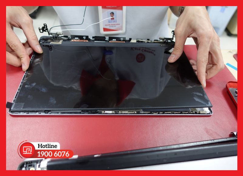 Kỹ thuật viên thay màn hình laptop Acer tại iCare Center