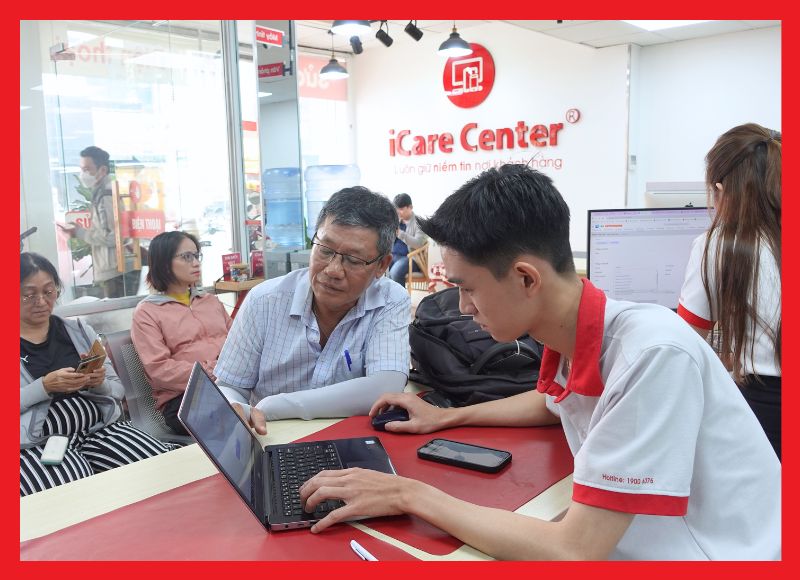 Nhân viên kỹ thuật tư vấn với khách hàng