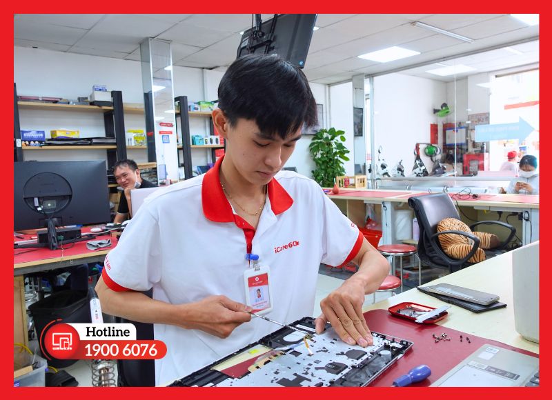 Kỹ thuật viên tiến hành tháo lắp pin cho laptop Asus