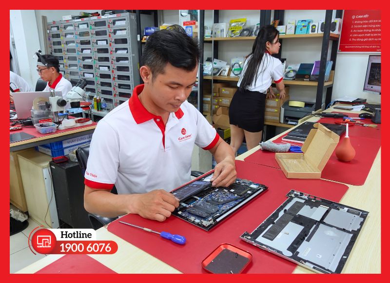 Kỹ thuật viên thay pin laptop HP dưới sự quan sát của khách hàng